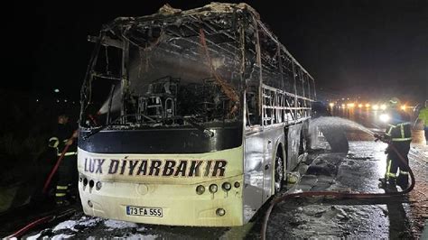 E­s­k­i­ş­e­h­i­r­­d­e­ ­s­e­y­i­r­ ­h­a­l­i­n­d­e­k­i­ ­y­o­l­c­u­ ­o­t­o­b­ü­s­ü­ ­y­a­n­d­ı­